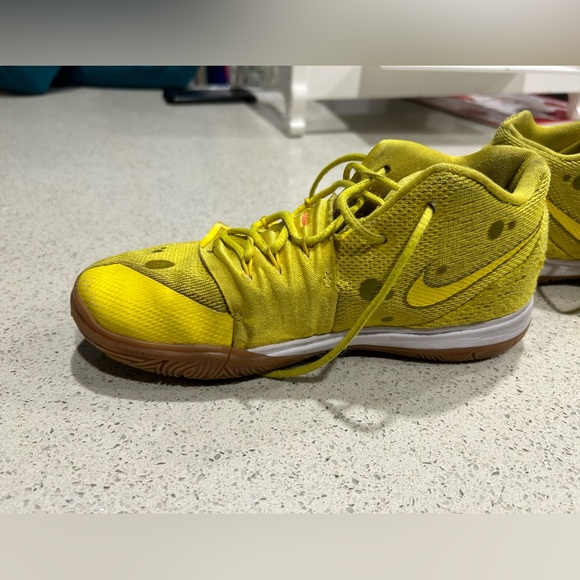 Nike Kyrie 5 SpongeBob SquarePants Shoes - Picture 4 of 9